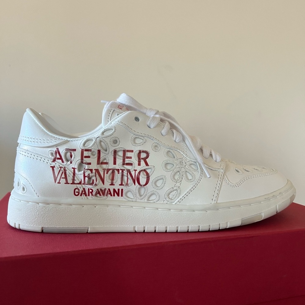 Valentino garavanl eyelet leather low -top sneakers